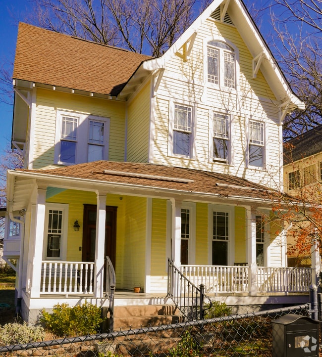 Building Photo - 1905 Oak St Rental