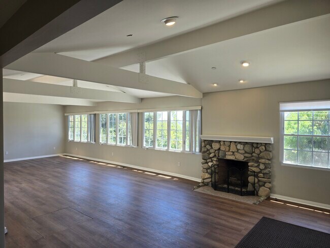 Photo - 833 Skyland Dr