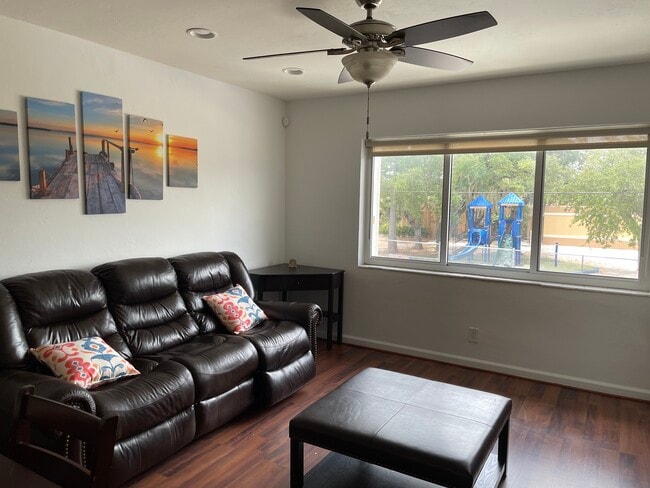 Living Room - 1001 SE 16th St Unidad 11 Rental