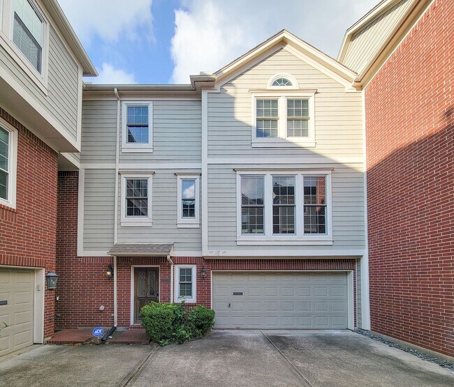 Building Photo - Great opportunity to lease a wonderful town home in the Montrose /Midtown location and within eas...