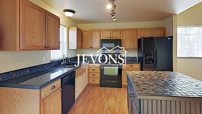 Building Photo - Charming duplex just steps from transit, p... Rental