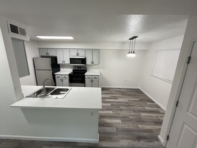 Photo - The Oaks at Sunset Phase II