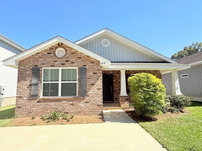 Building Photo - Prime Pensacola Location
