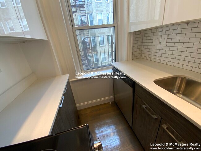 Photo - 104 Peterborough St