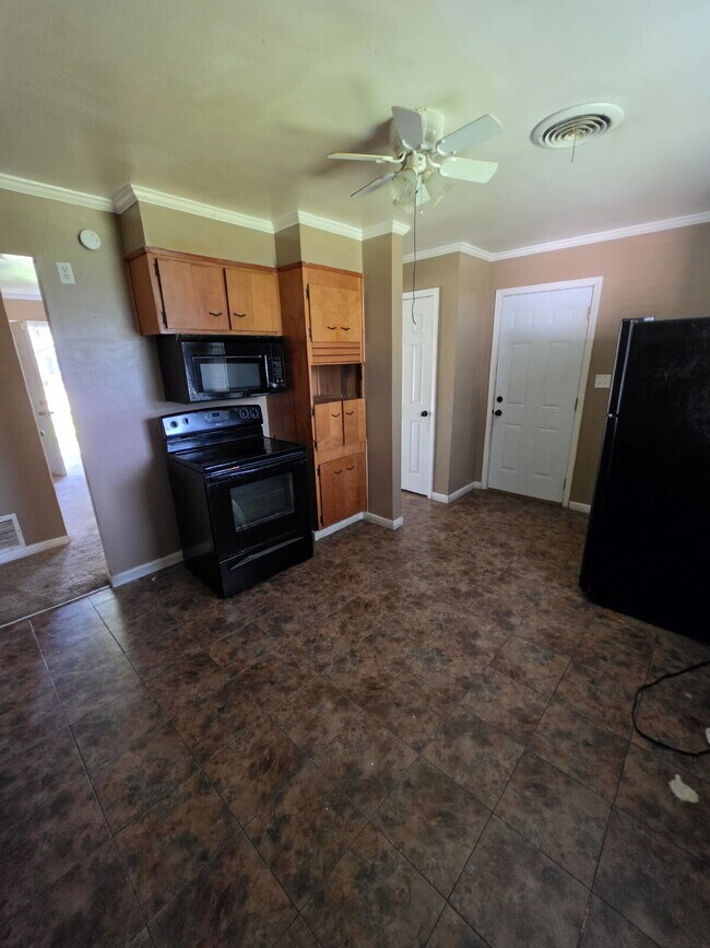 "Charming 3-Bedroom Retreat in Blytheville – Cozy 884 Sq Ft Home on Mayfair Lane!"