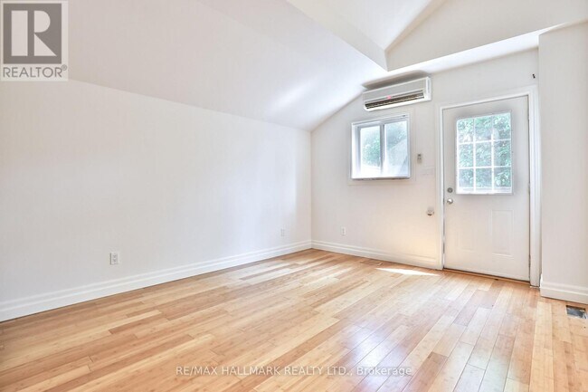Photo - 559 Parliament St