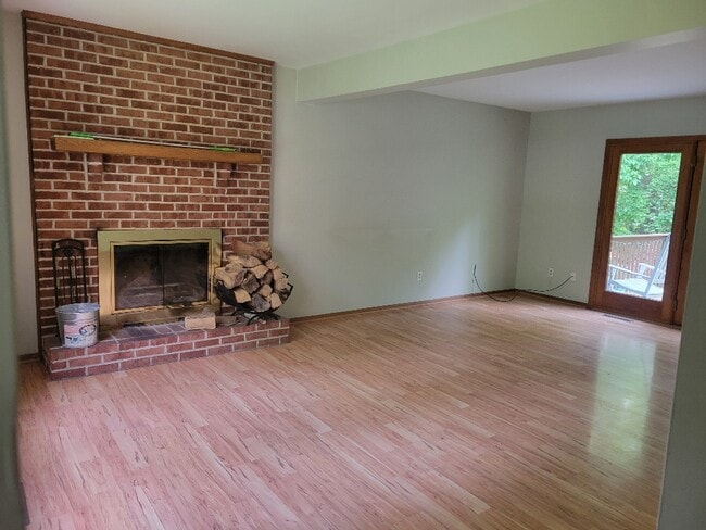 Photo - 585 Friendship Dr