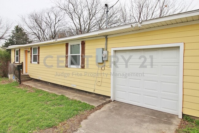 Photo - Charming 3/2 Home Situated on Corner Lot in Dallas For Rent!