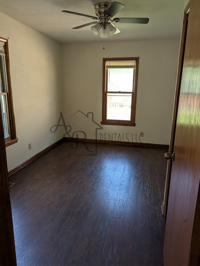 Photo - 115 W Monroe St