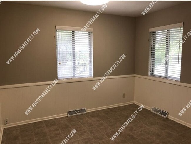 Photo - Beautiful Spacious Duplex in Paola-Available in MAY!!!