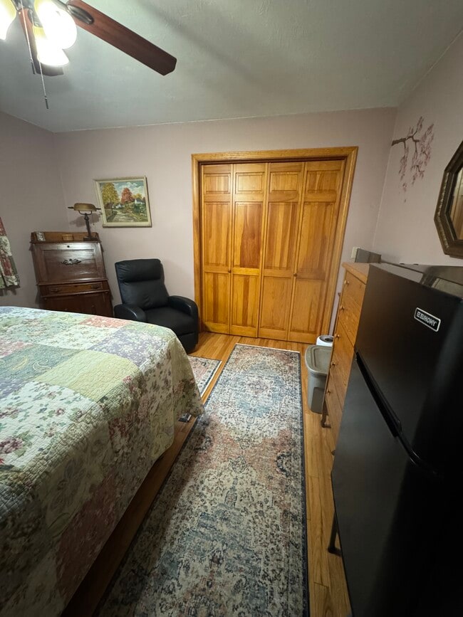 Bedroom - 421 Oakhill Ave