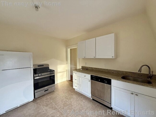 Building Photo - 12 Tufts St Unit 3
