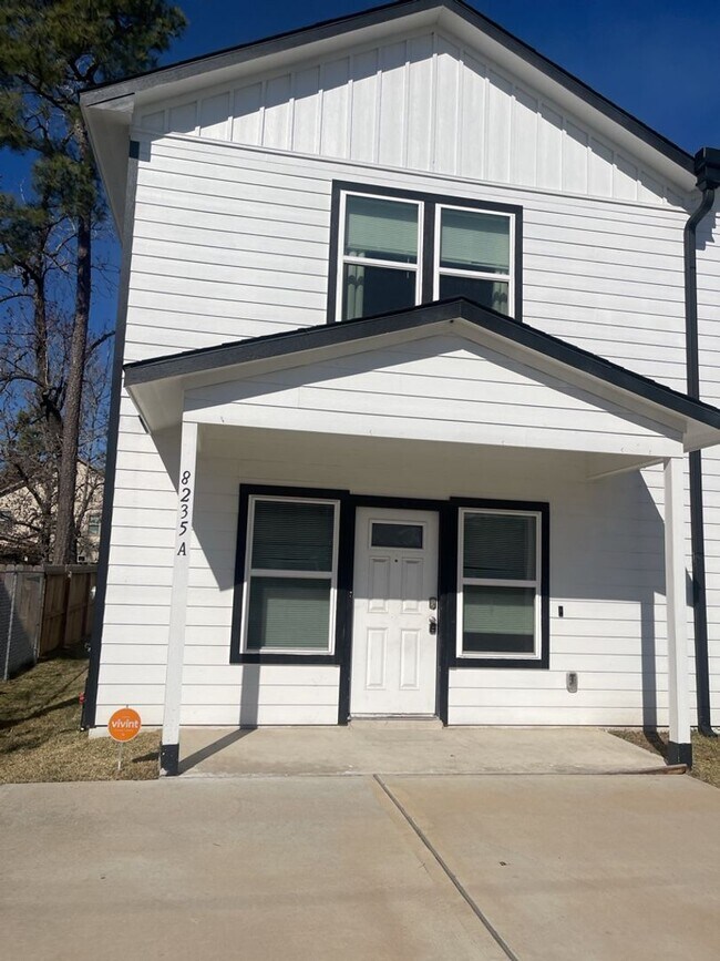 Building Photo - 8235 Locksley Rd Unit A