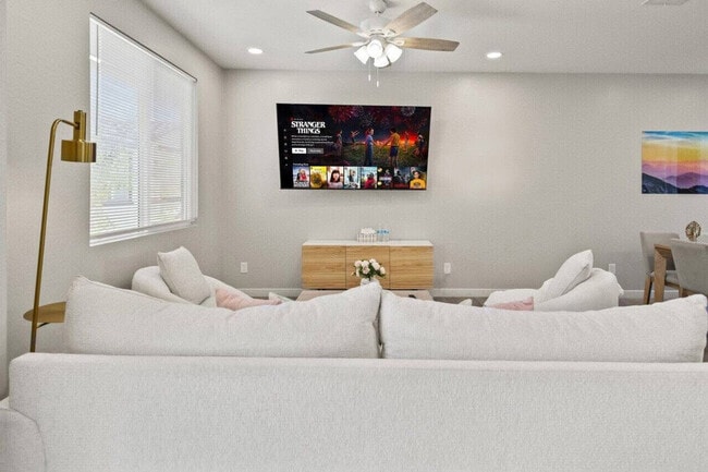 Building Photo - 6612 W Paradise Ln Unit ID1240443P