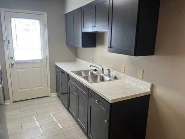 Photo - Lakeview Apartments: 3 BR 2BA