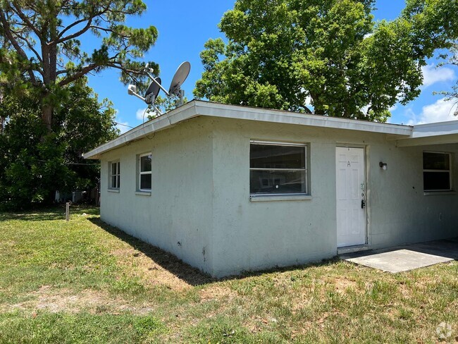 Building Photo - 2 bedroom one bath Duplex Unit 807 66th Ave W Rental