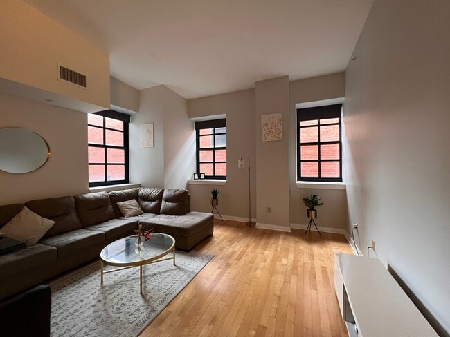 Building Photo - 237 Granby St Unit 37