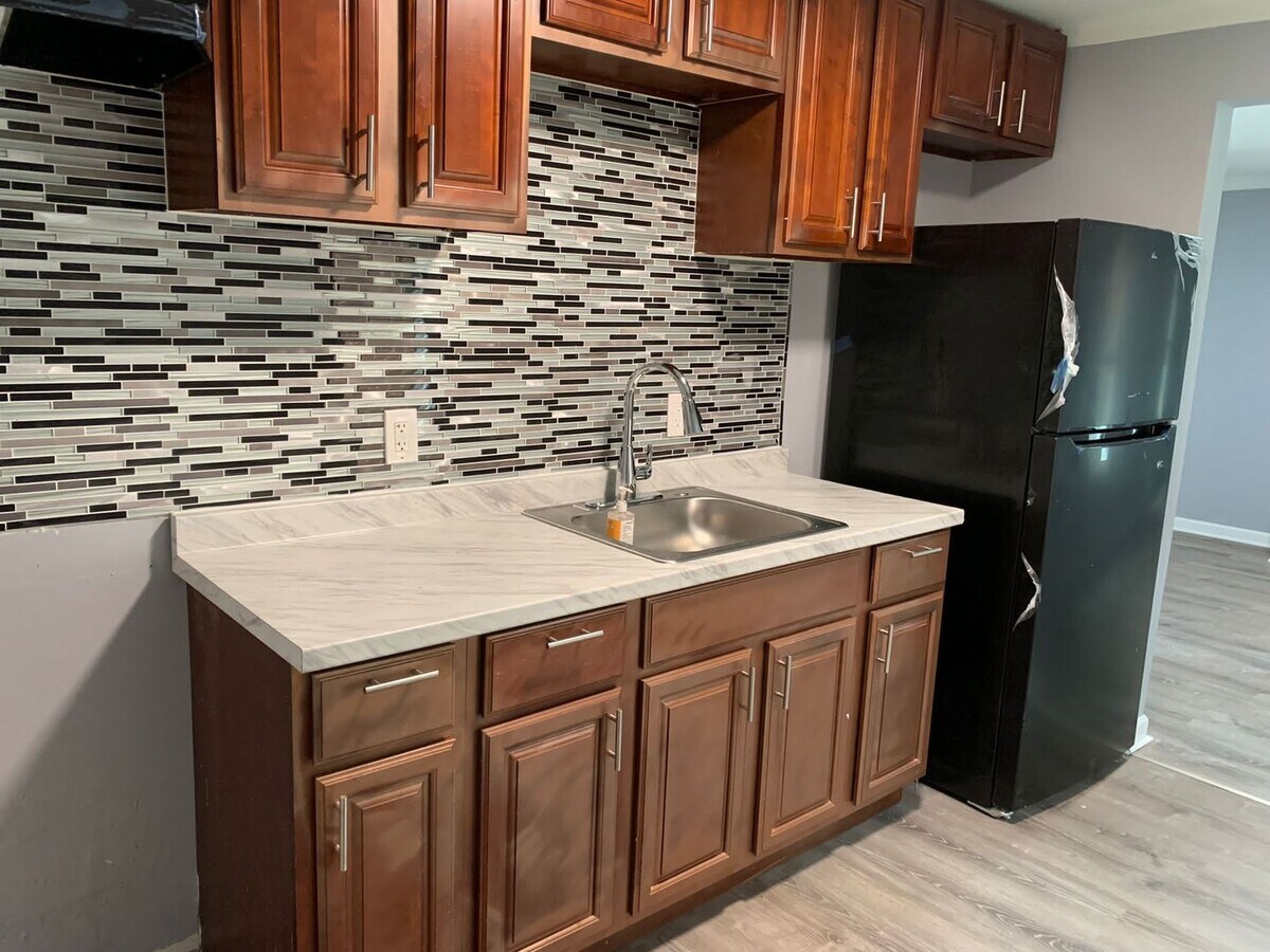 Updated 2 bedroom single family house on q... - Updated 2 bedroom single family house on q...