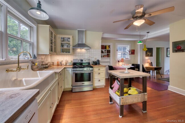 733 Herricks Ln