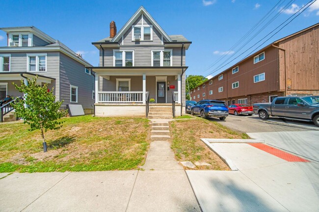 Photo - Ultimate 6-Bedroom House with Spacious Liv...