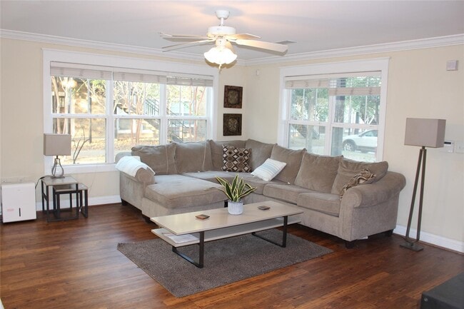 Photo - 1725 Harvey Mitchell Pkwy S Unidad 1517