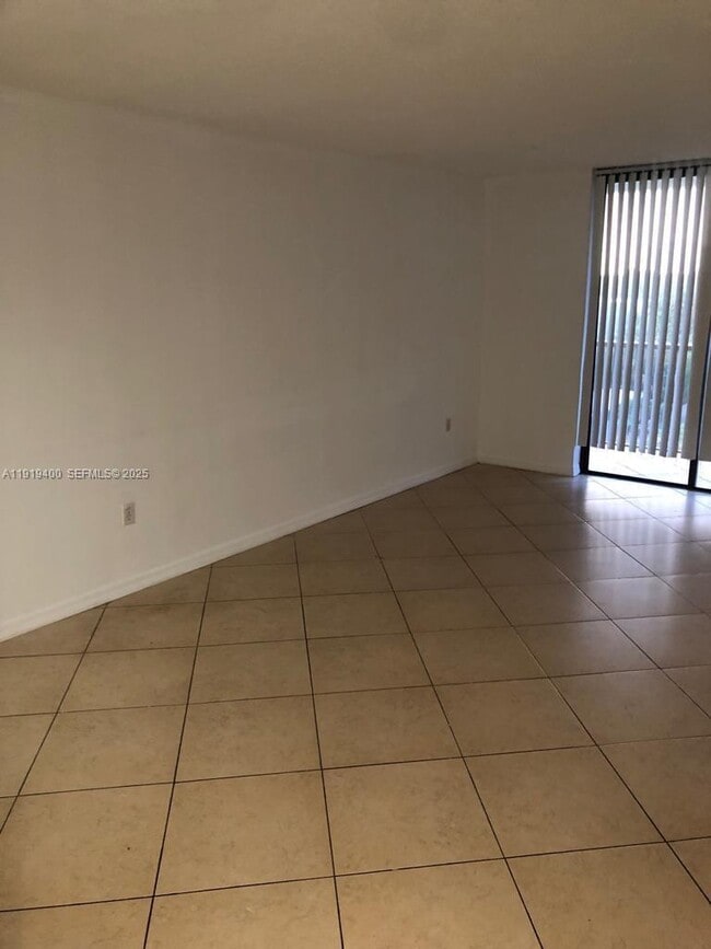 Photo - 16950 W Dixie Hwy Unit 631