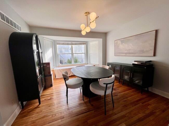 Photo - 3 bed 2.5 bath Located in the Heart of The Hill