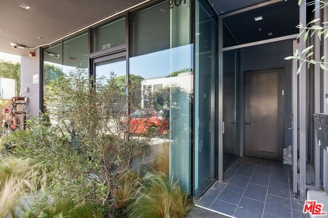 Photo - 207 Hollister Ave