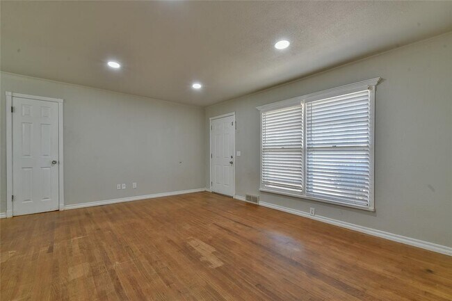 Photo - 2105 Carpenter Dr