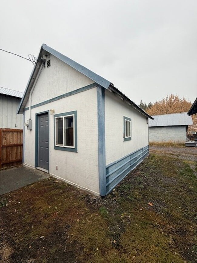 Building Photo - Great studio unit downtown. Ready to occupy!