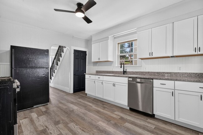 Photo - 571 Amherst St