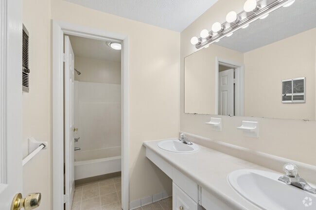 3BR, 2BA - 1,285SF - Bathroom