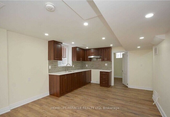 Photo - 833 Mays Cres