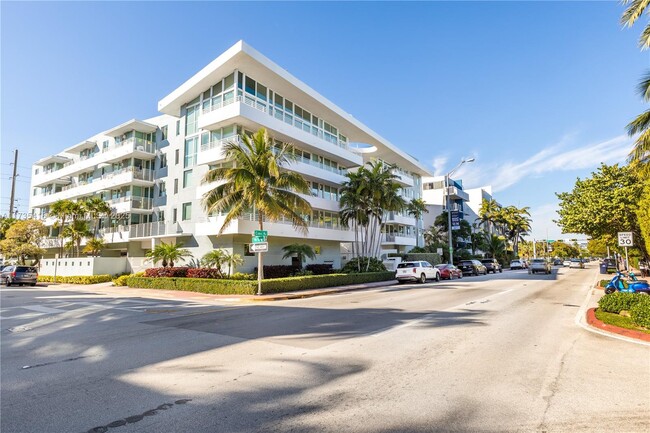 Photo - 7800 Collins Ave Unidad 302 Rental