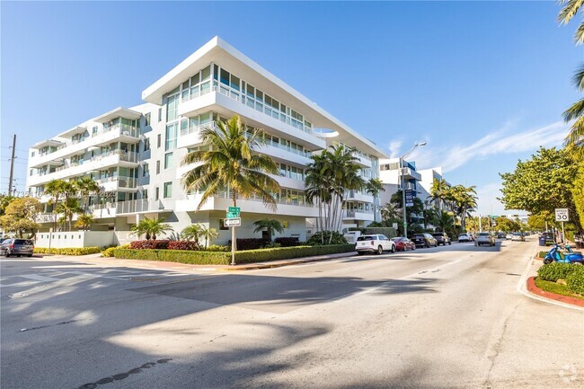 Building Photo - 7800 Collins Ave Unit 302 Rental