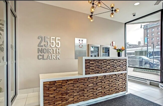 Photo - 2555 N Clark St