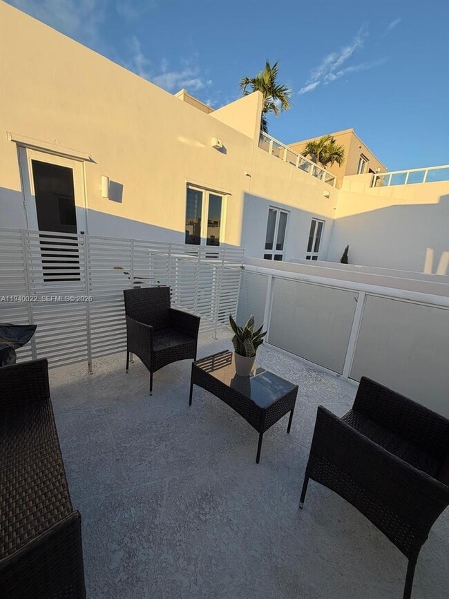 Building Photo - 10518 NW 66th St Unit Studio