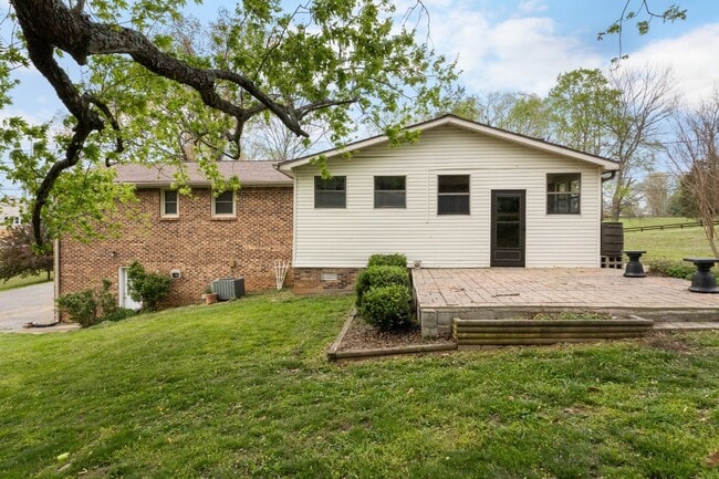 Photo - 2560 Memorial Dr