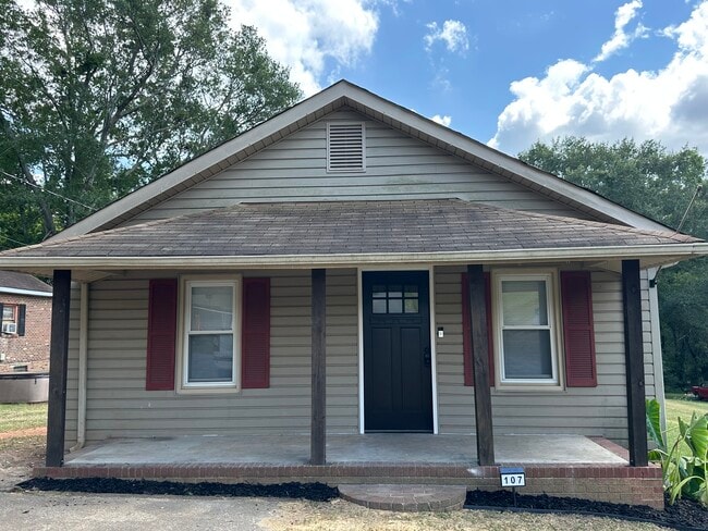 Building Photo - McGinnis St Country Cottage Rental