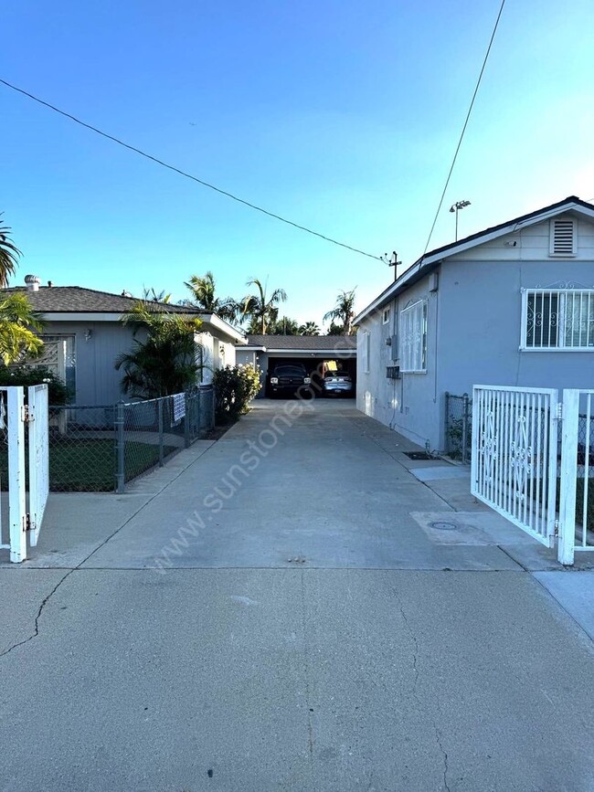 Building Photo - 1200 W 9th St Unit 1196 W 9th St