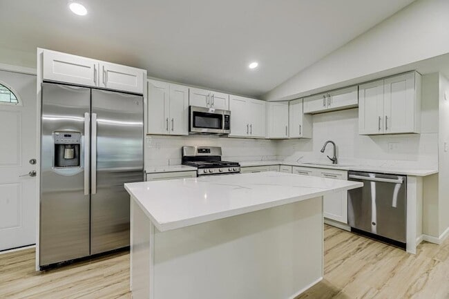 Photo - 835 Niagara Ln N