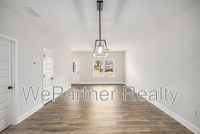 Photo - 114 Crestpoint Rd