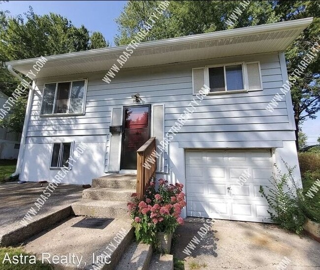 Building Photo - Spacious Home in Hickman Mills School Dist...