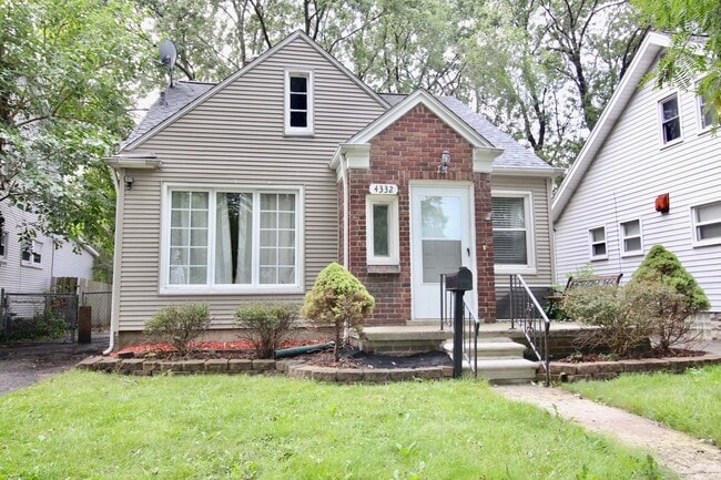 Building Photo - 3 bed 2 bath bungalow