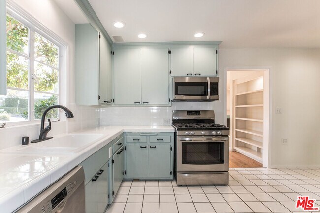437 N Swarthmore Ave