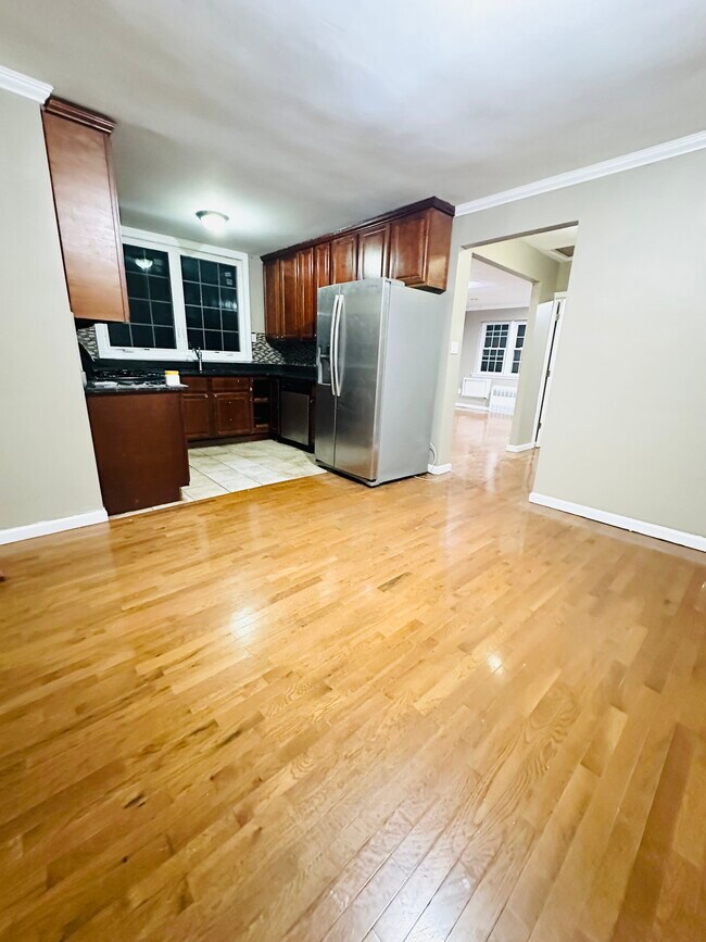 Photo - 1135 E 84th St Unidad 3