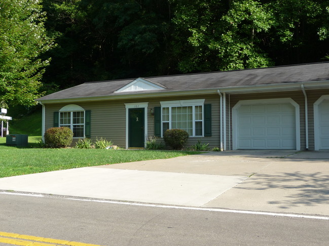 Front view with 1 car garage - 107 Forest Brook Dr Condo Unit 107