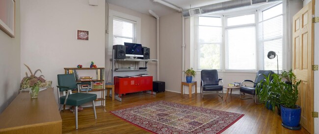 West bedroom - 127 Iowa Avenue Apartments Unit 2 Iowa Ave