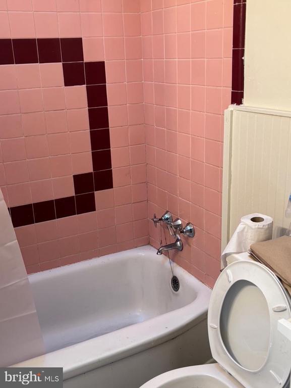 Photo - 914 Burnside Rd