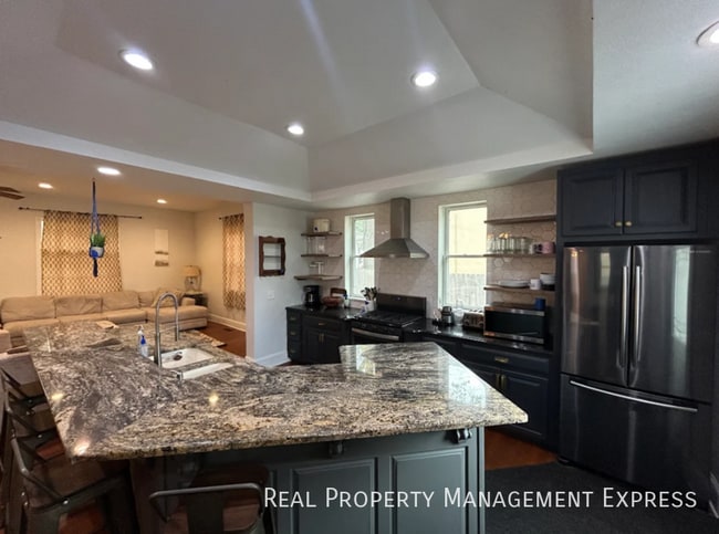 Building Photo - Beautiful 5 Bedroom 3.5 Bath Home